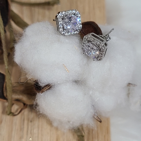 ⭐️⭐️NEW⭐️⭐️EXQUISITE!! OCTAGON CLEAR CZ Stud Earrings in 14kt White Gold Plating - Picture 10 of 13